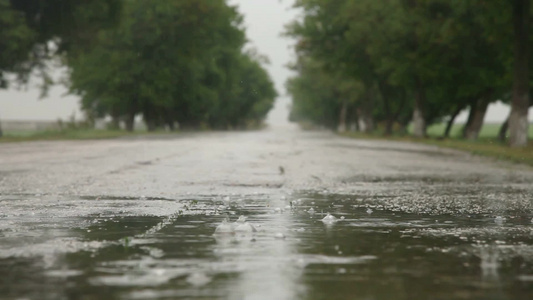 雨滴在道路的小水坑[两条道路]视频