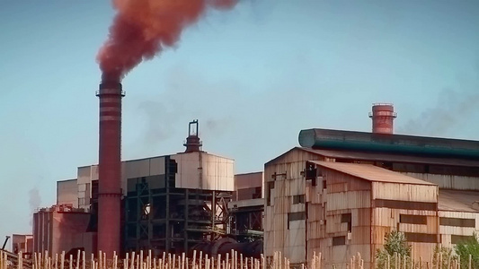 工厂的烟囱冒出滚滚浓烟视频