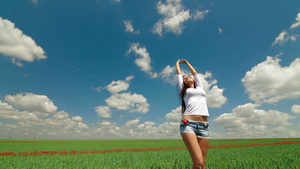 年轻女人在绿色的麦田里享受夏日13秒视频