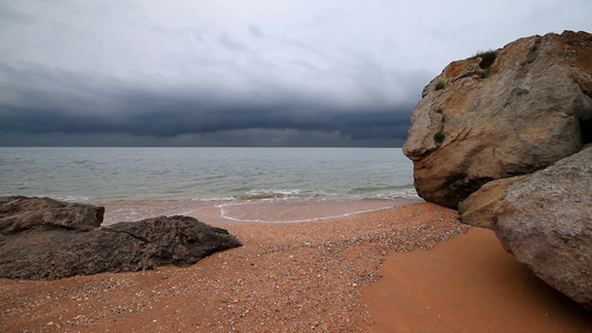 海滩上的暴风雨天空视频