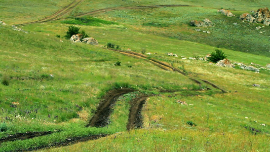 夏天克里米亚草原上的道路视频