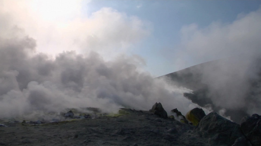 岩浆喷发出烟雾[岩流]视频