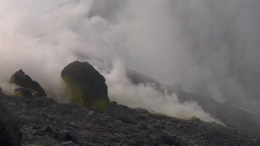 意大利火山口的硫质烟雾视频