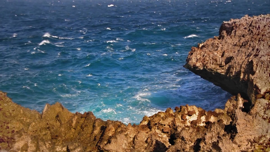 海浪拍打着悬崖岩石视频