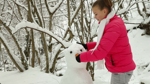 夫妇在冬天的雪林里堆雪人11秒视频