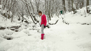 女孩在冬天的森林里玩雪球17秒视频