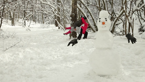 两夫妻在雪地上嬉戏玩耍12秒视频