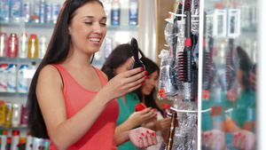 妇女在美容店挑选商品22秒视频
