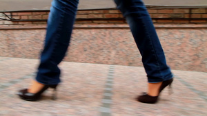 女性穿高跟鞋走路特写镜头11秒视频