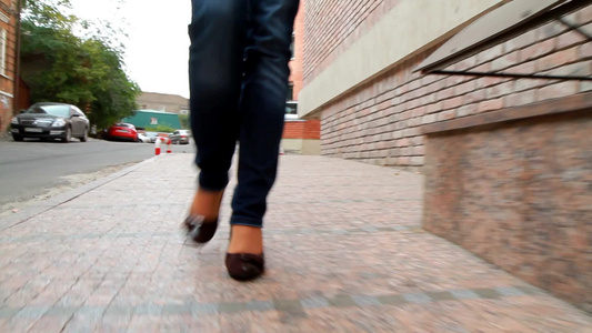 穿着高跟鞋的女人走在城市的街道上视频