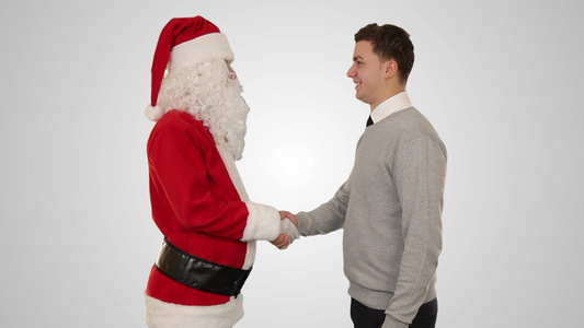 和圣诞老人握手的男人视频