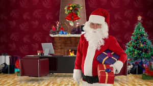 圣诞老人在他的现代圣诞办公室里拿着礼物29秒视频