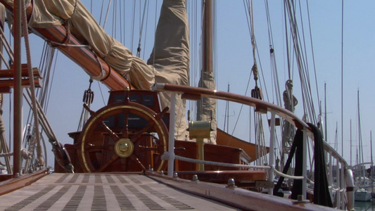 木制旧帆船上的绳子[拴上]视频