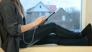 女孩坐在阳台上使用电脑听音乐10秒视频