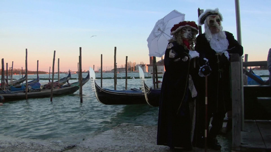 穿着威尼斯服装的人参加威尼斯狂欢节[应邀]视频