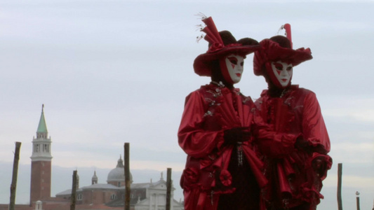 意大利威尼斯狂欢节带着面具的街头艺人视频