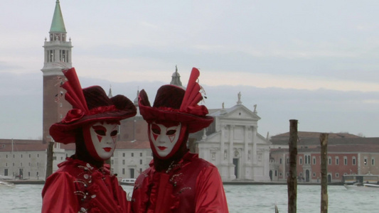 人们穿着威尼斯服装参加威尼斯狂欢节视频