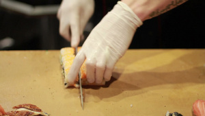 厨师切寿司卷14秒视频