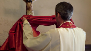 西班牙天主教牧师在教堂里用十字架做弥撒25秒视频