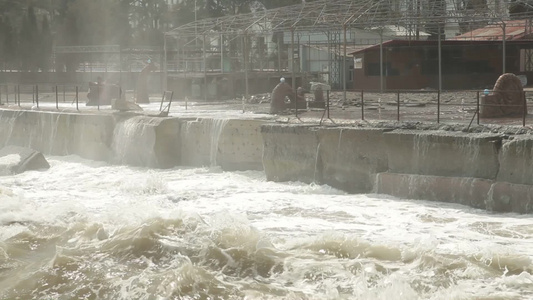 堤坝上的卷起的水浪视频