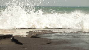 汹涌的海浪拍打着码头29秒视频