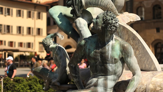 广场上的喷水雕像视频