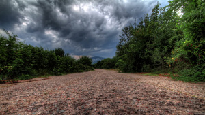 乌克兰克里米亚雨云笼罩着一条孤独的山路15秒视频