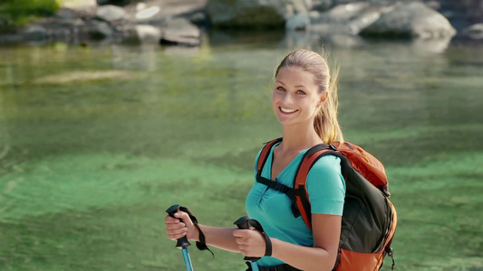 美丽的年轻金发女人徒步旅行视频