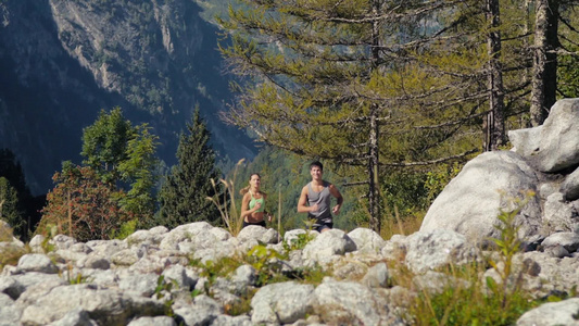 山顶跑步健身的情侣视频
