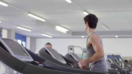 在健身房使用跑步机视频