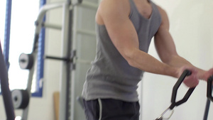 强壮的男性运动员在健身房锻炼身体17秒视频