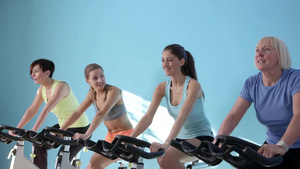 一群妇女骑自行车进行训练15秒视频