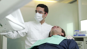 牙医在为患者治疗9秒视频