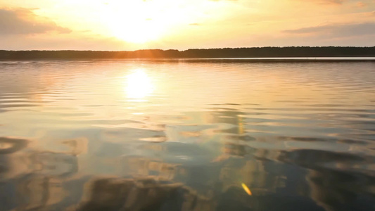 日落时平静的湖面视频
