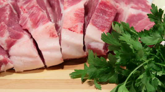砧板上切割处理新鲜猪肉类蔬菜[切锯]视频