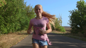 十几岁的金发女孩沿着乡间小路跑着看相机23秒视频
