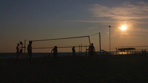 沙滩排球男女的剪影27秒视频