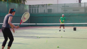男人和女人打网球12秒视频