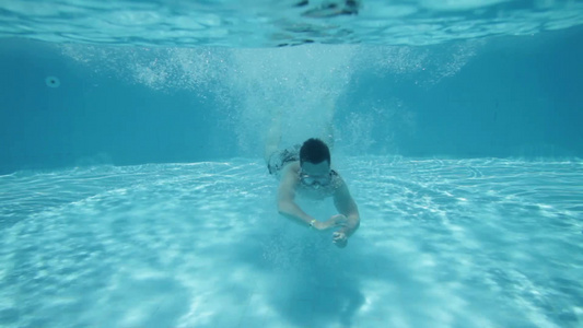 少年在水下潜水游泳视频