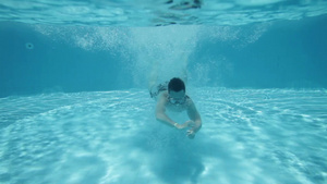 少年在水下潜水游泳9秒视频