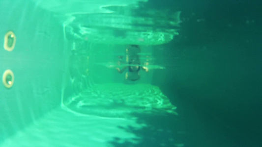 在水下游泳池里游泳的女孩[游池]视频