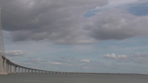 海面上的大桥13秒视频