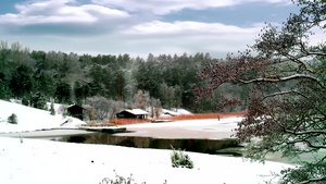 冬天的场景有两个小屋和湖泊延时15秒视频