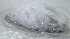 水流入出口聚集产生的气泡14秒视频
