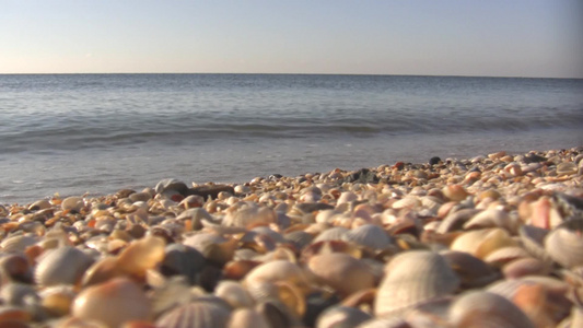 海浪拍打着海岸视频