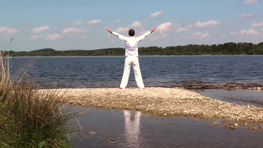 站在湖边的男人[单身男人]视频