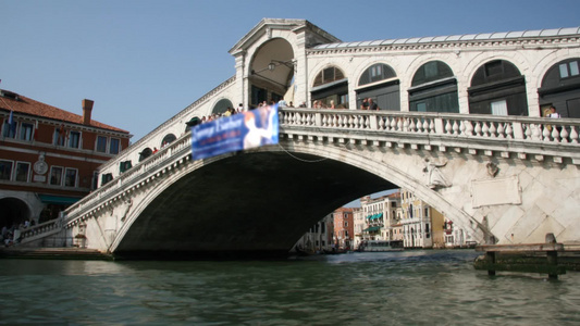 威尼斯运河的忙碌景象视频