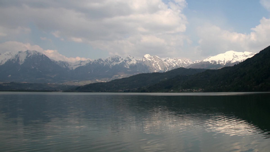 阿尔卑斯山与湖泊的延时视频