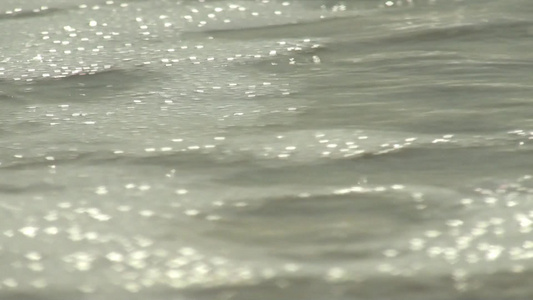 海浪拍打着桑迪海岸视频