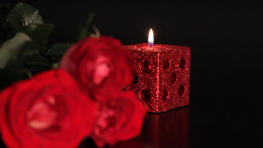 红玫瑰与燃烧的蜡烛视频